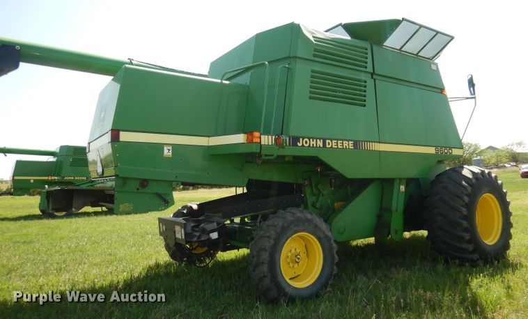 image for item DN1504 1993 John Deere 9600  combine