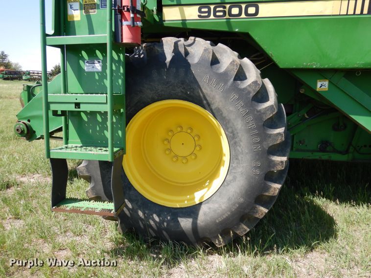image for item DN1504 1993 John Deere 9600  combine