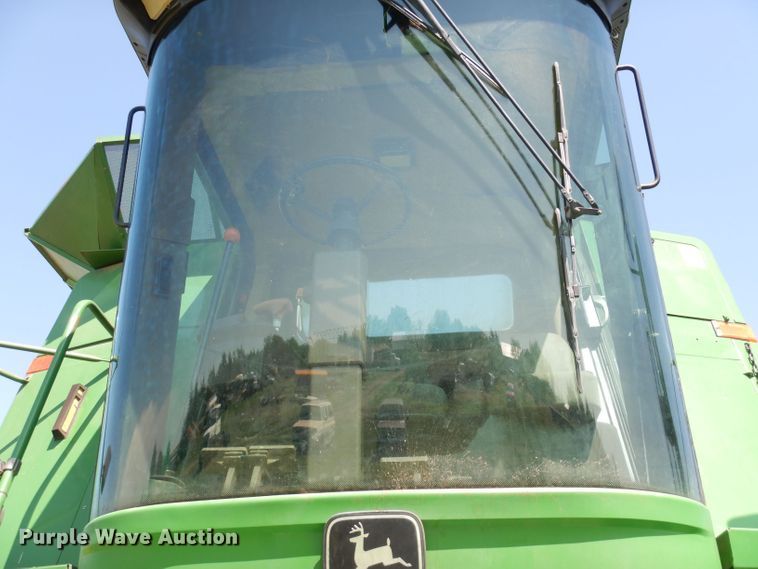 image for item DN1504 1993 John Deere 9600  combine