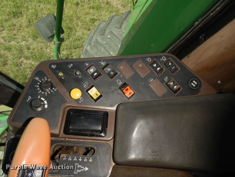image for item DN1504 1993 John Deere 9600  combine