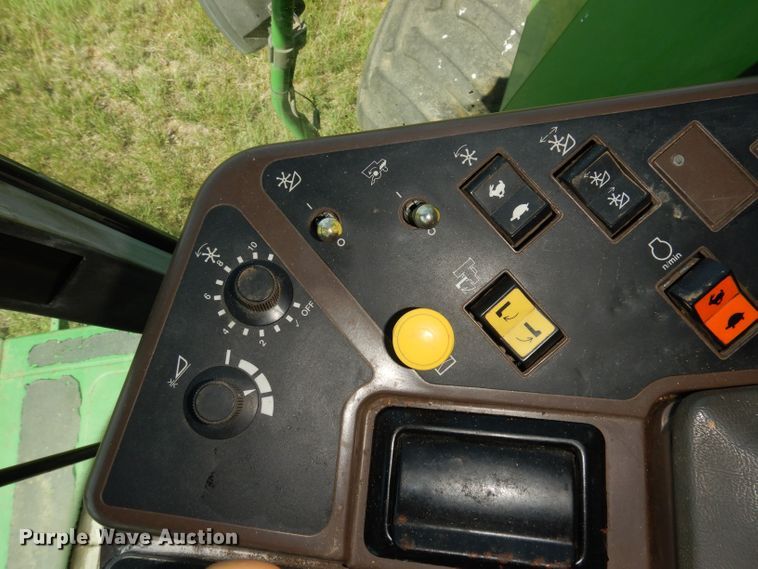 image for item DN1504 1993 John Deere 9600  combine