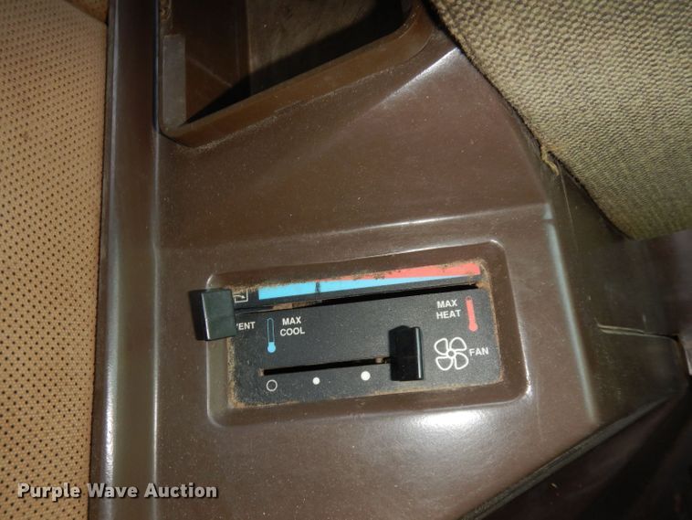 image for item DN1504 1993 John Deere 9600  combine