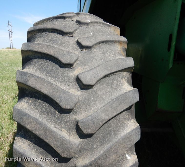 image for item DN1504 1993 John Deere 9600  combine