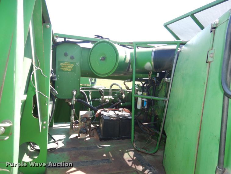 image for item DN1504 1993 John Deere 9600  combine