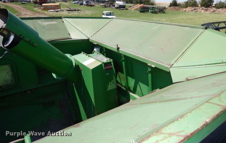 image for item DN1504 1993 John Deere 9600  combine