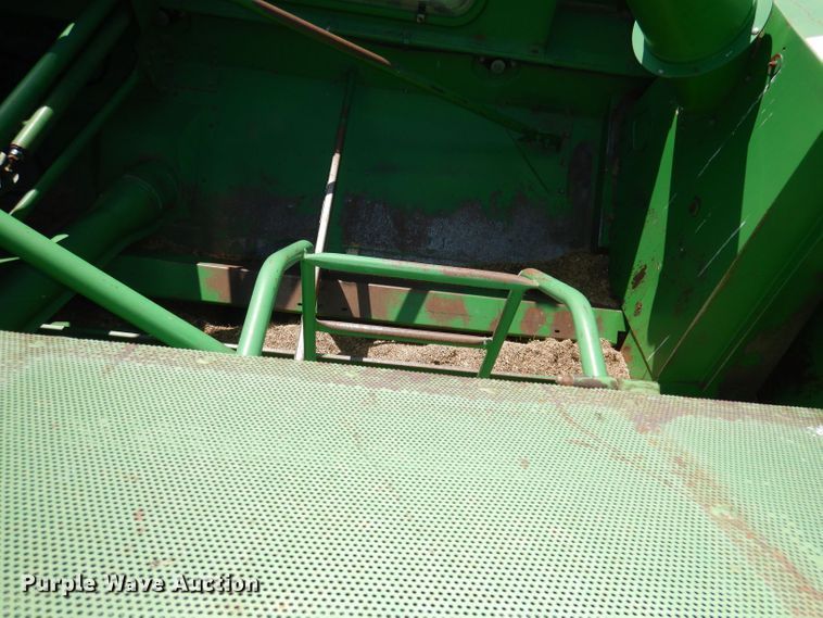 image for item DN1504 1993 John Deere 9600  combine