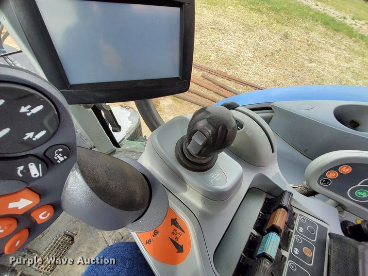image for item DN6799 2013 New Holland T7.220  MFWD tractor