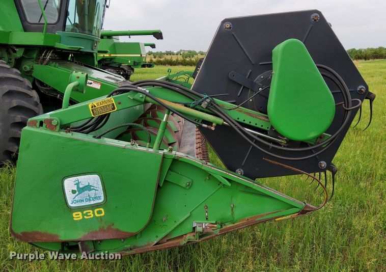 image for item DN6822 1992 John Deere 930  rigid head