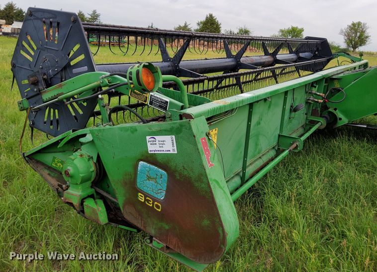 image for item DN6822 1992 John Deere 930  rigid head