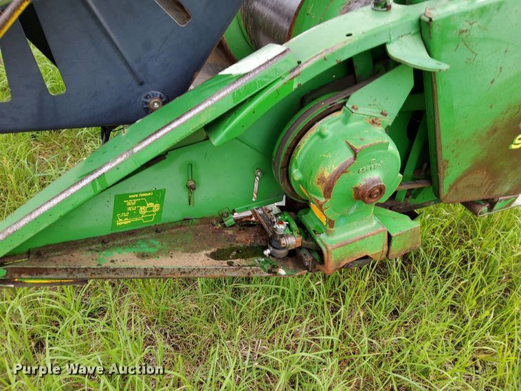 image for item DN6822 1992 John Deere 930  rigid head