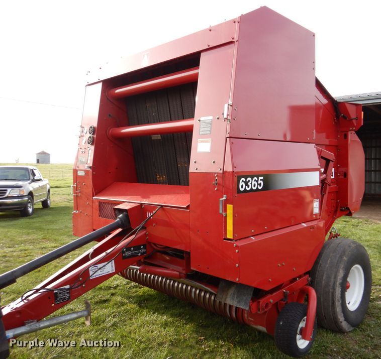 image for item DN7363 2002 New Idea 6365  round baler