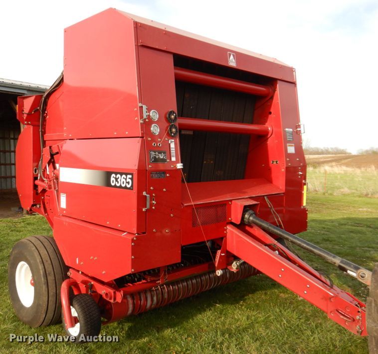 image for item DN7363 2002 New Idea 6365  round baler
