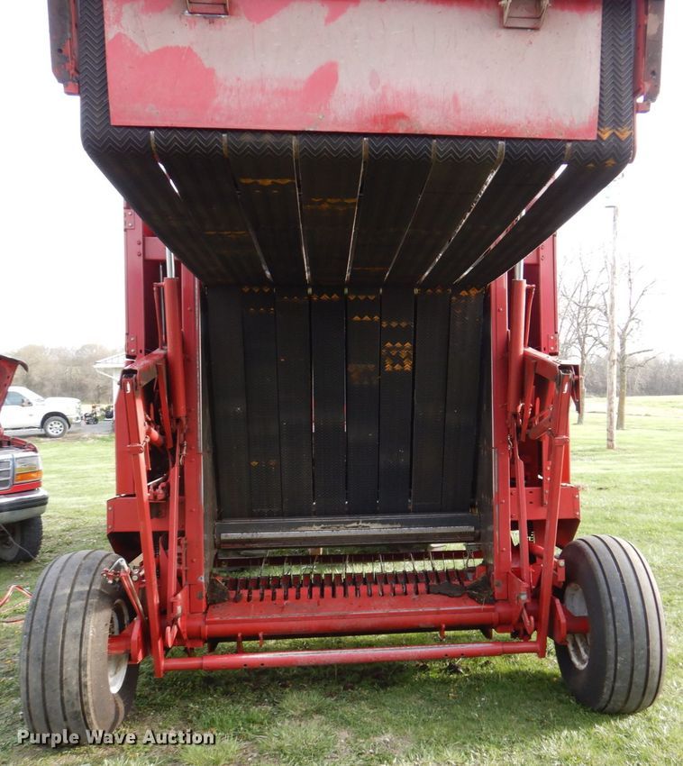 image for item DN7363 2002 New Idea 6365  round baler