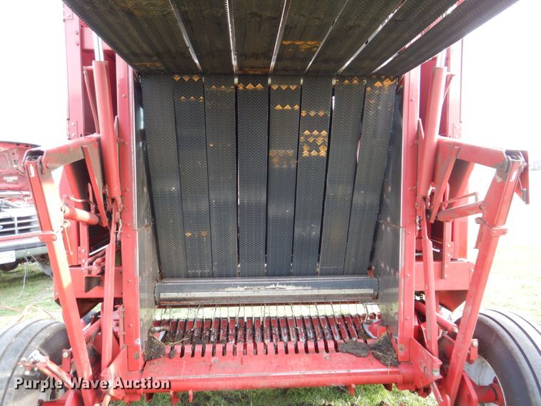 image for item DN7363 2002 New Idea 6365  round baler