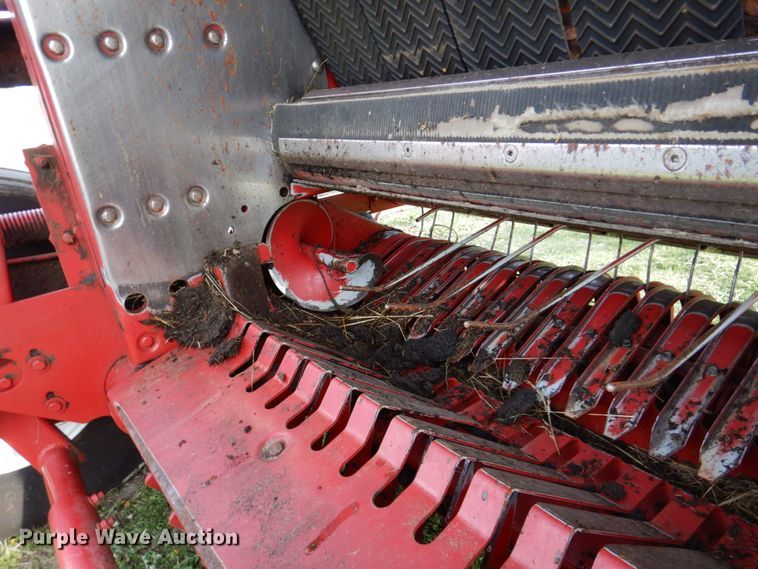 image for item DN7363 2002 New Idea 6365  round baler