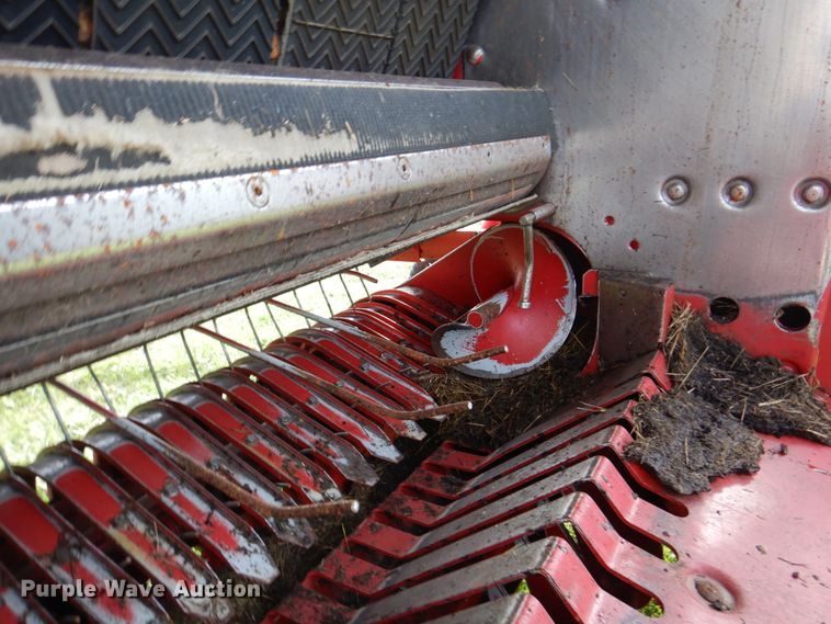 image for item DN7363 2002 New Idea 6365  round baler