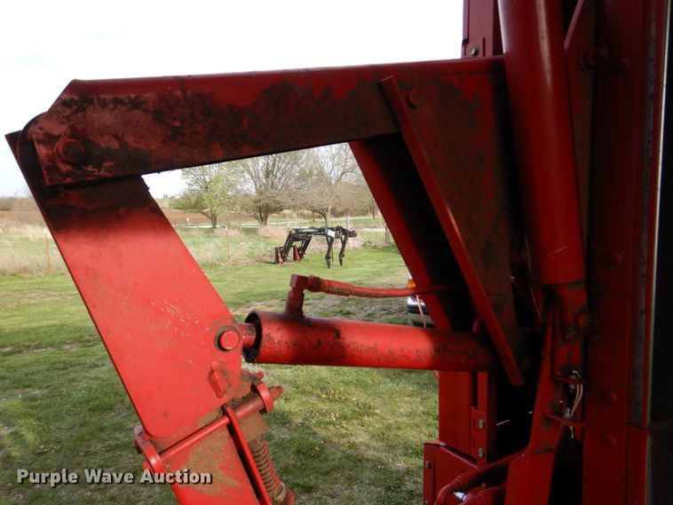 image for item DN7363 2002 New Idea 6365  round baler