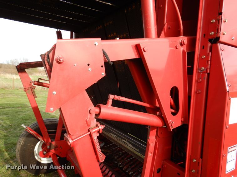 image for item DN7363 2002 New Idea 6365  round baler