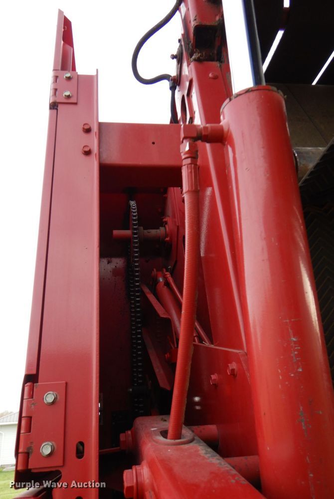 image for item DN7363 2002 New Idea 6365  round baler