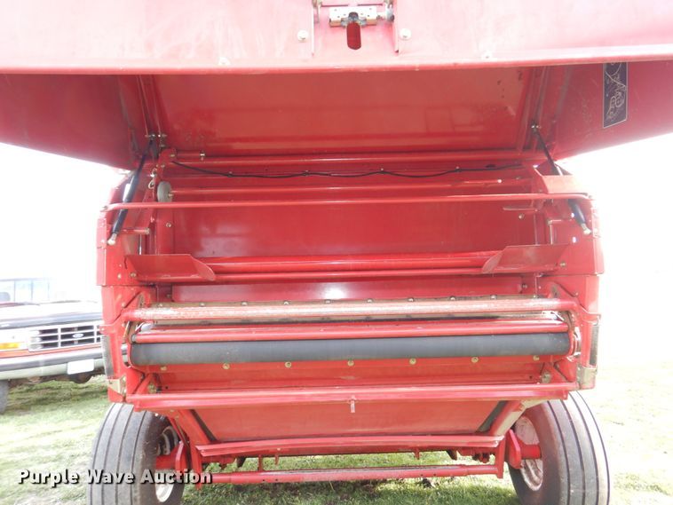 image for item DN7363 2002 New Idea 6365  round baler