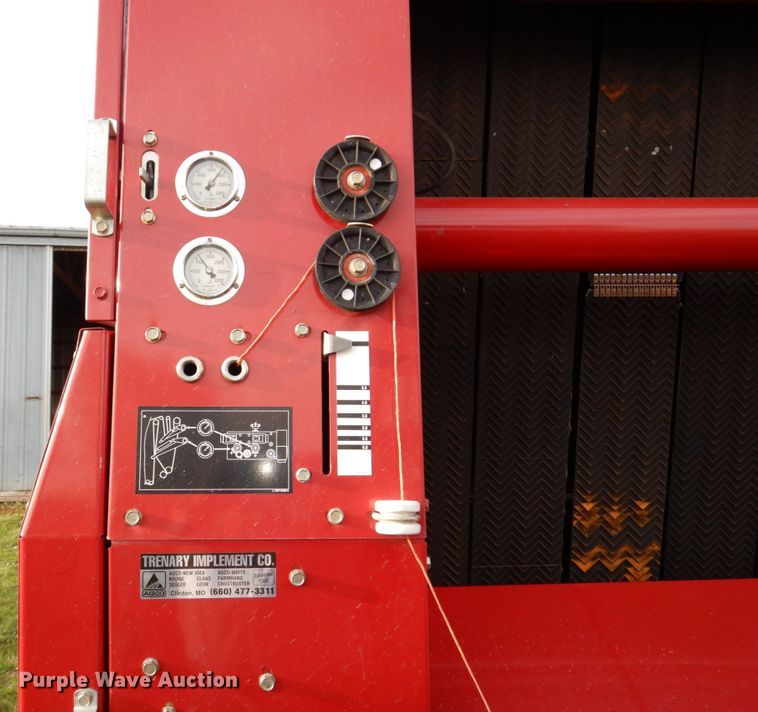 image for item DN7363 2002 New Idea 6365  round baler