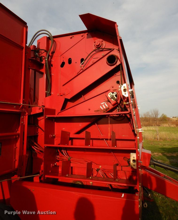 image for item DN7363 2002 New Idea 6365  round baler