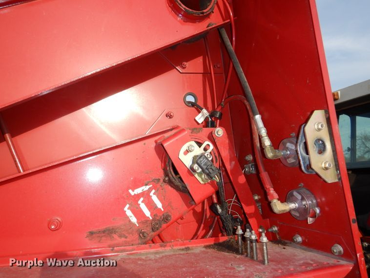 image for item DN7363 2002 New Idea 6365  round baler