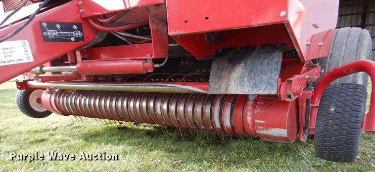 image for item DN7363 2002 New Idea 6365  round baler