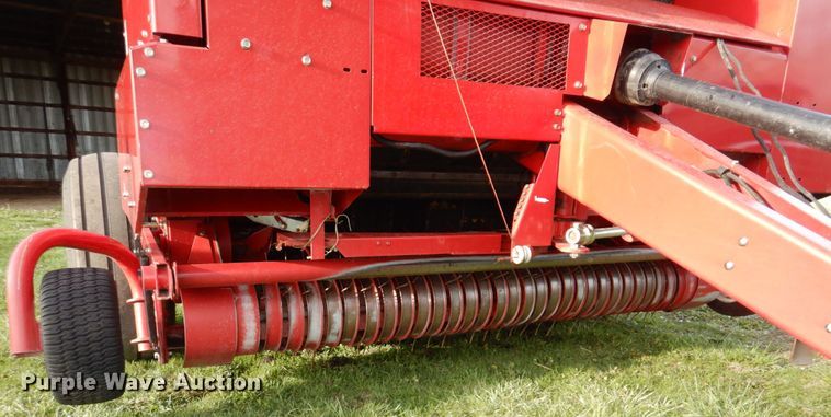 image for item DN7363 2002 New Idea 6365  round baler