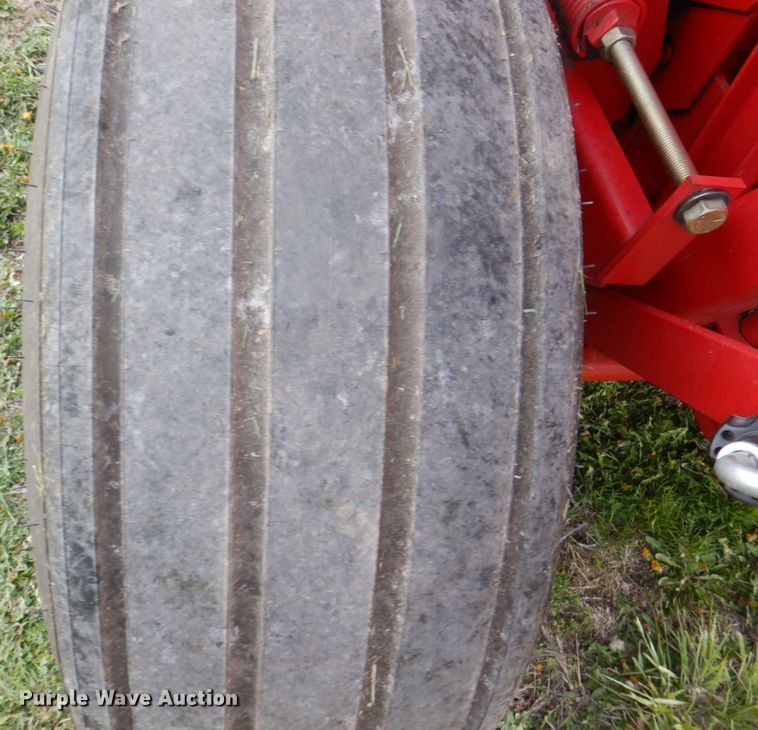 image for item DN7363 2002 New Idea 6365  round baler