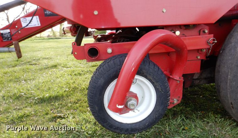 image for item DN7363 2002 New Idea 6365  round baler