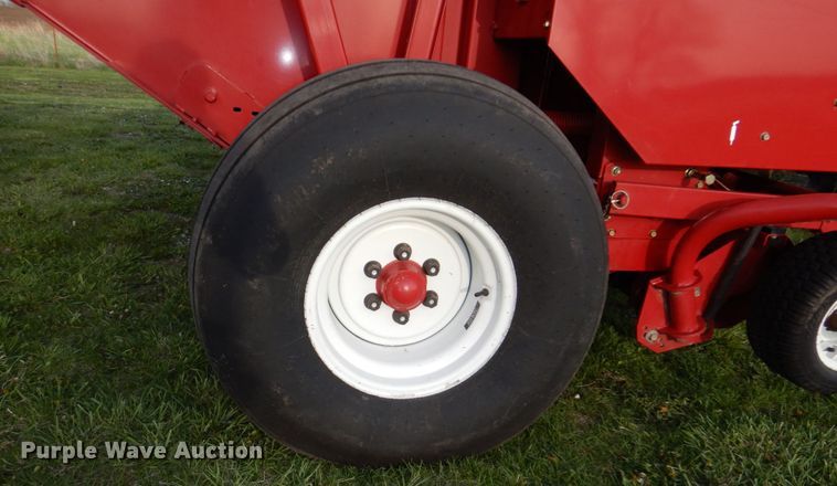 image for item DN7363 2002 New Idea 6365  round baler