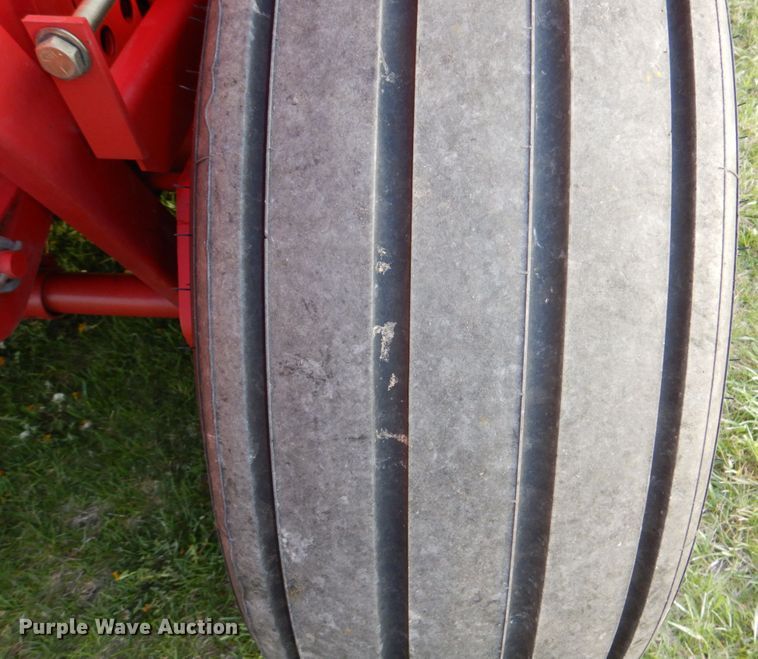 image for item DN7363 2002 New Idea 6365  round baler