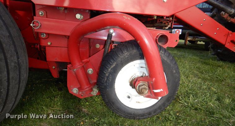 image for item DN7363 2002 New Idea 6365  round baler