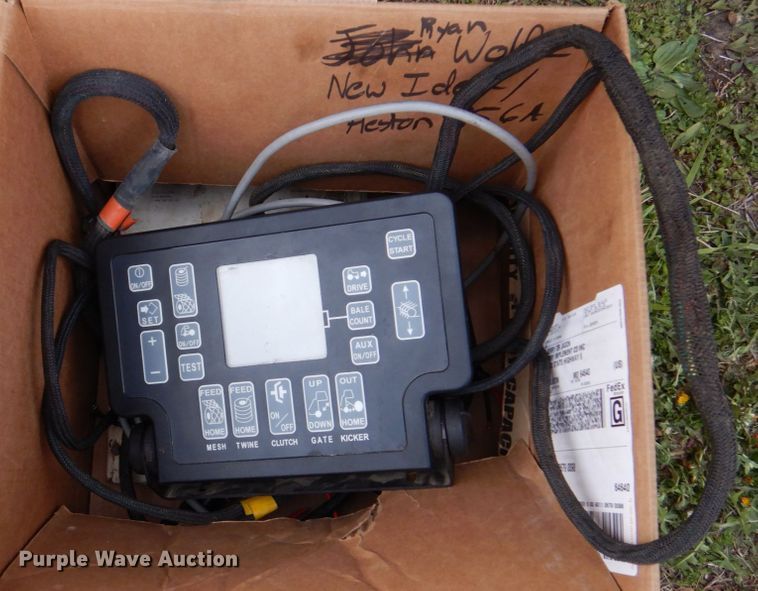 image for item DN7363 2002 New Idea 6365  round baler