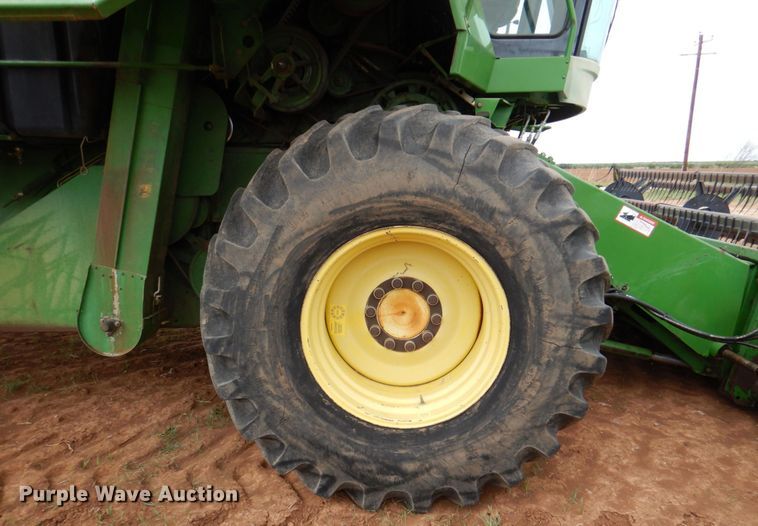 image for item DP3991 1993 John Deere 9600  combine