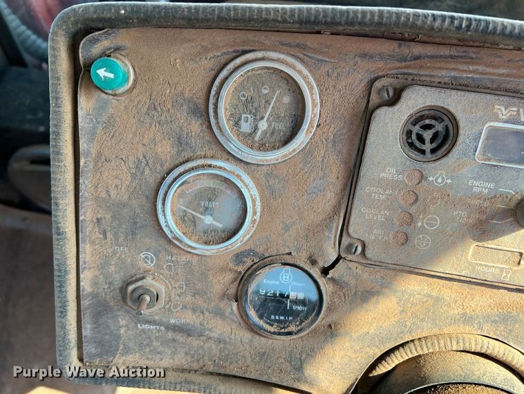 image for item DR1339 1981 Versatile 895  4WD tractor