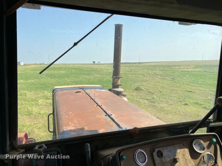 image for item DR1339 1981 Versatile 895  4WD tractor