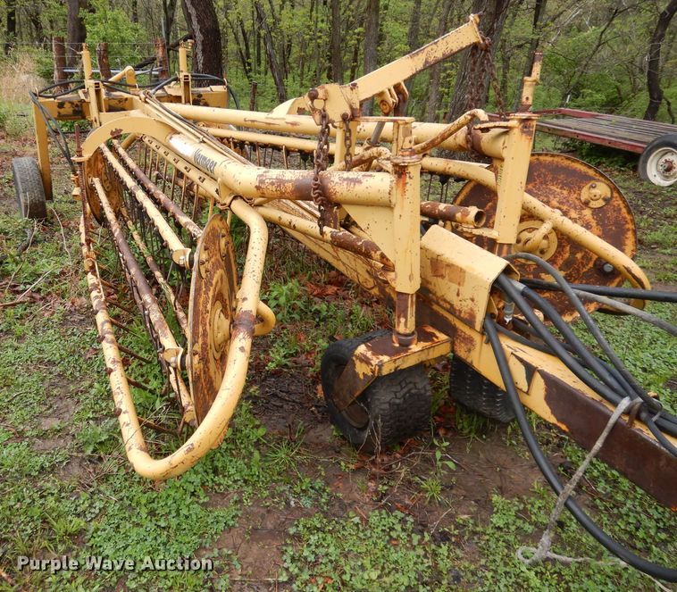 image for item DT9873 1989 Vermeer R23  hay rake