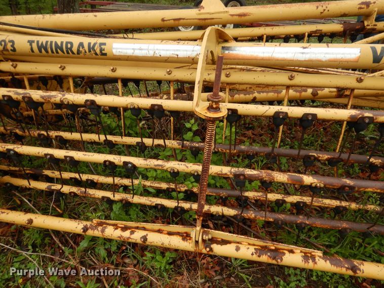 image for item DT9873 1989 Vermeer R23  hay rake