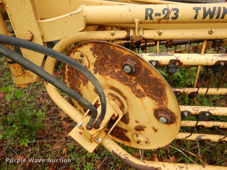 image for item DT9873 1989 Vermeer R23  hay rake