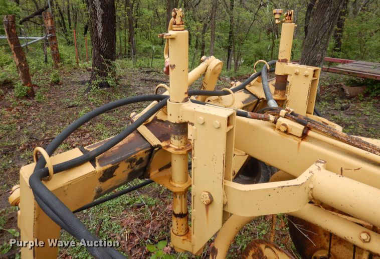 image for item DT9873 1989 Vermeer R23  hay rake