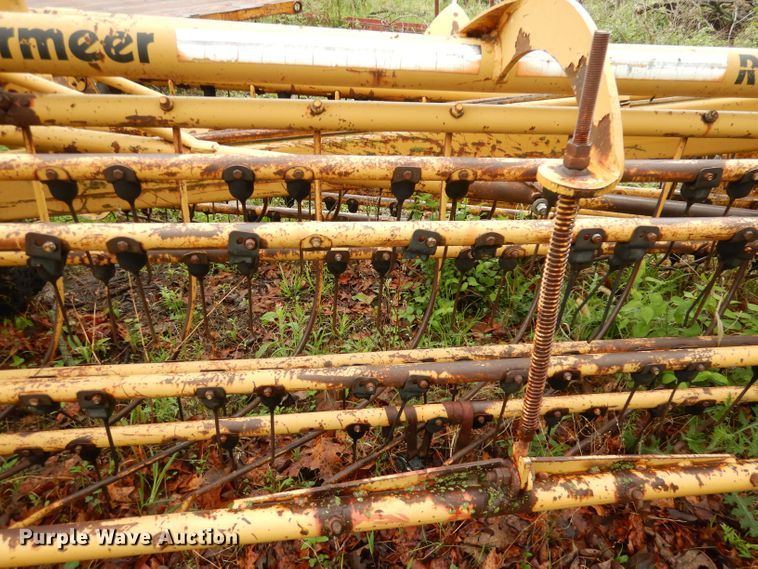 image for item DT9873 1989 Vermeer R23  hay rake