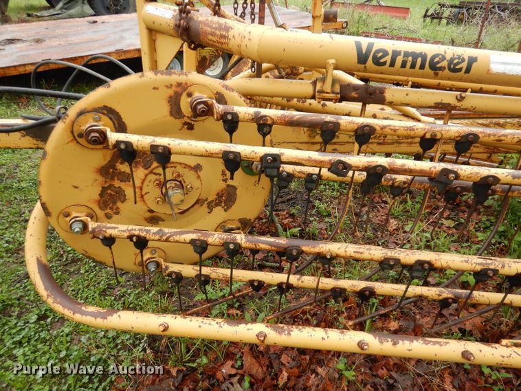 image for item DT9873 1989 Vermeer R23  hay rake