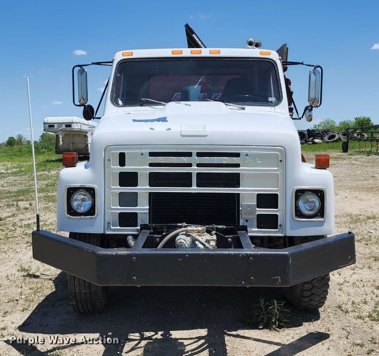 image for item KF9005 1985 International 2155  feed mixer truck