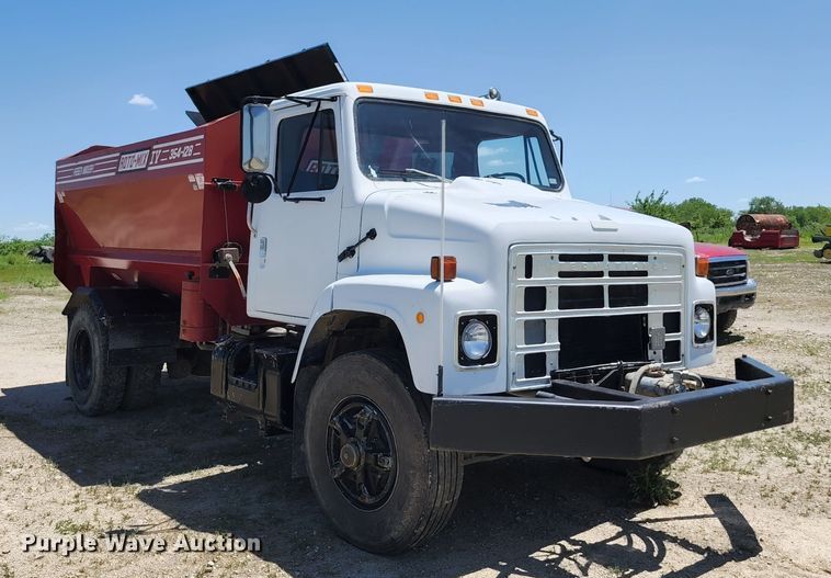 image for item KF9005 1985 International 2155  feed mixer truck