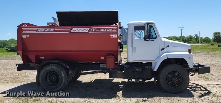 image for item KF9005 1985 International 2155  feed mixer truck