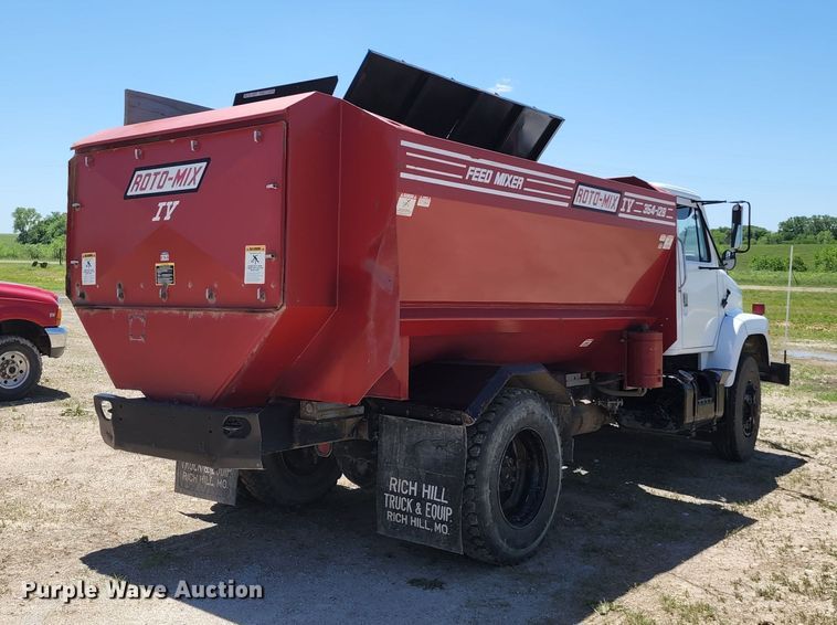 image for item KF9005 1985 International 2155  feed mixer truck