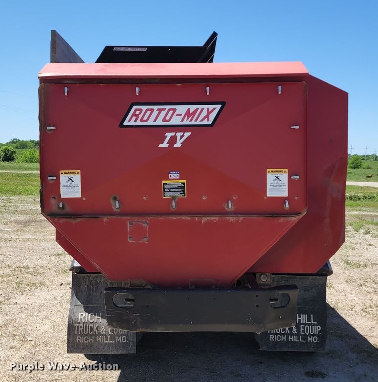 image for item KF9005 1985 International 2155  feed mixer truck