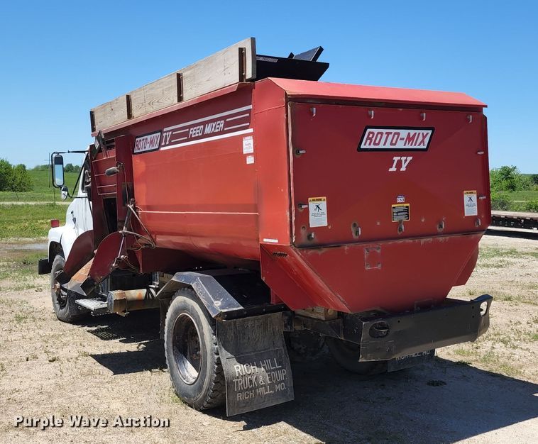 image for item KF9005 1985 International 2155  feed mixer truck